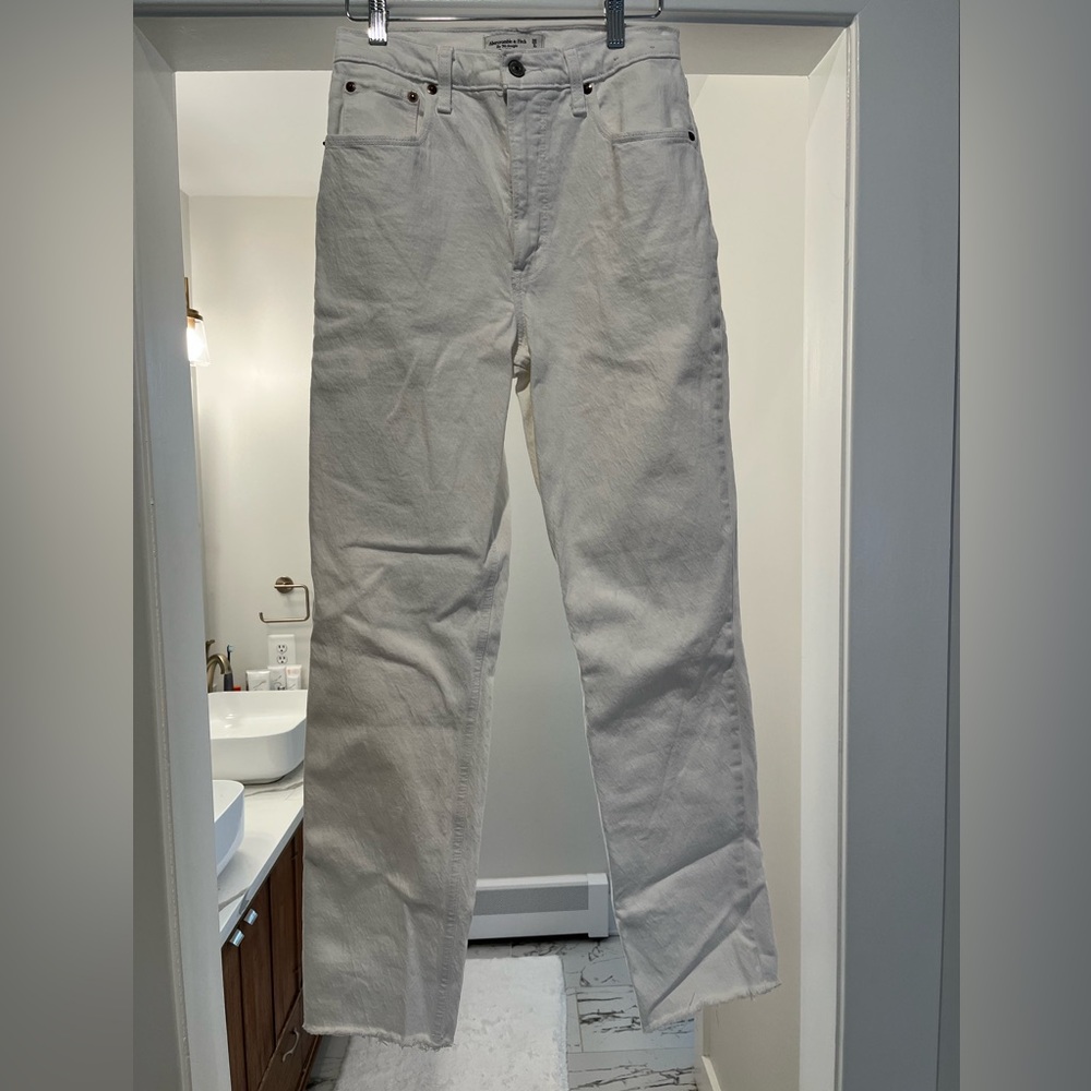 Abercrombie White 90’s Straight Ultra High Rise Denim Jeans - Size 26 R